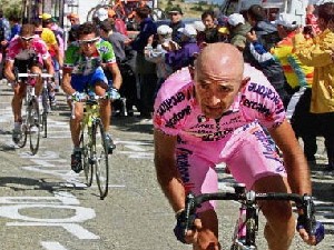 Pantani in una delle sue caratteristiche fughe